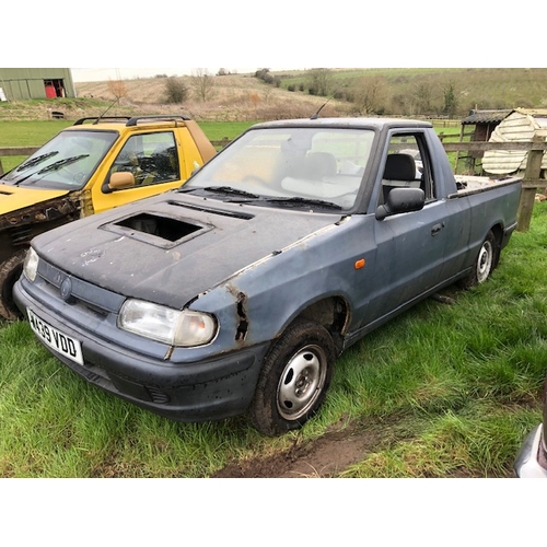 275 - Pair of Skoda pick ups, Yellow Skoda 1.6 Fun (Limited edition) partly dismantled, good number plate.... 