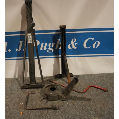 89 - 2 Car jacks etc