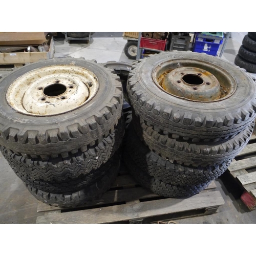 54 - 8 Land Rover wheels & tyres