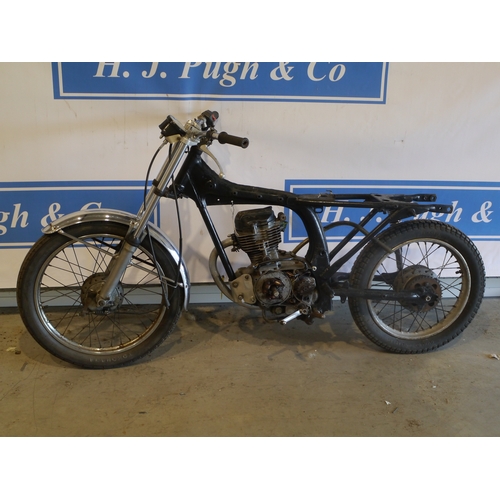 379 - Honda CG125 motorcycle project. Engine turns over. No-1064498. No docs