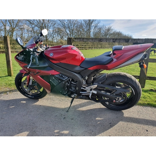 389 - Yamaha R1 motorcycle. 2005. Petrol 988cc. Frame Number- JYARN121000020211. Engine Number- N509E-0045... 