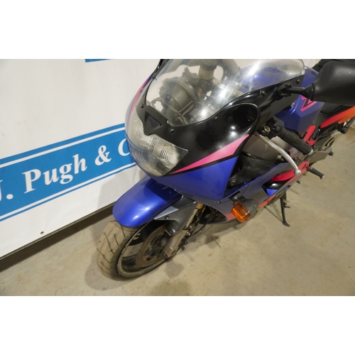 394 - Kawasaki ZXR 400 motorcycle. 18,183Miles. Engine turns over. Needs some attention. Reg. R297 UOA. V5... 