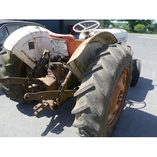 David Brown 880 Selectamatic tractor. Starts and runs