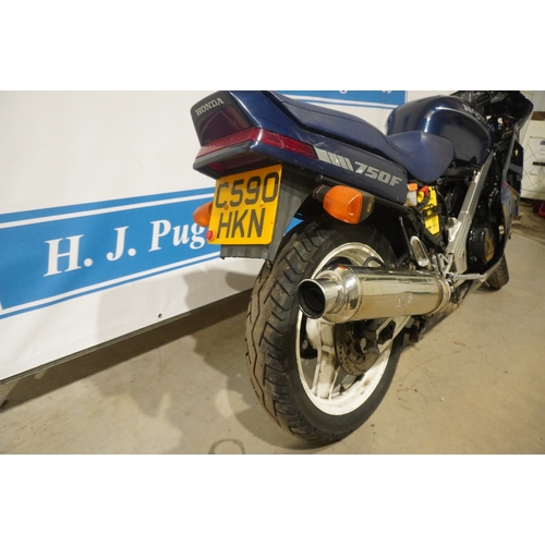 403 - Honda VFR 750 motorcycle. 1986. New battery and radiator. engine turns. Good project. Reg. C590 HKN.... 