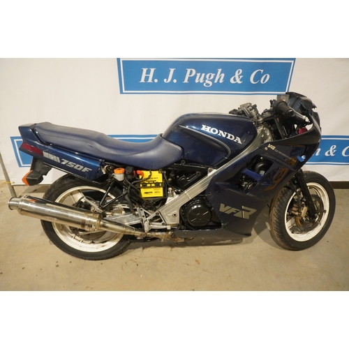 403 - Honda VFR 750 motorcycle. 1986. New battery and radiator. engine turns. Good project. Reg. C590 HKN.... 