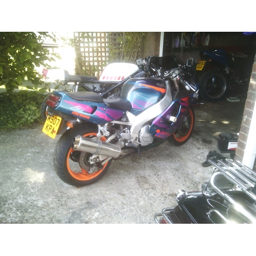 411 - Yamaha YZF 750 motorcycle. 1994. Matching engine and frame numbers. MOT until October 2020. Starts a... 