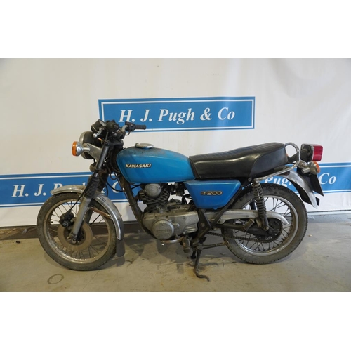 423 - Kawasaki Z 200 motorcycle. 1977. Engine turns over. Needs recommisioning. Frame no. KZ200A-004620. E... 