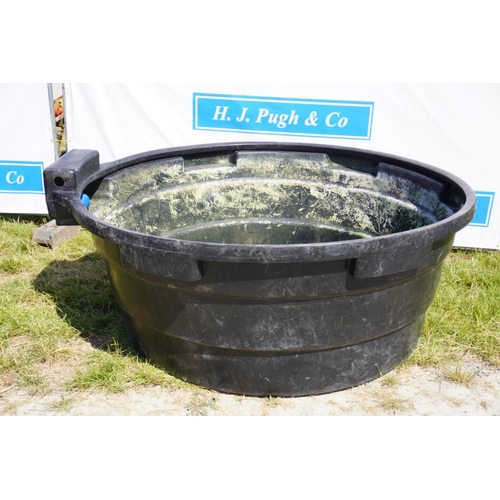 134 - 2000L Round water trough +VAT