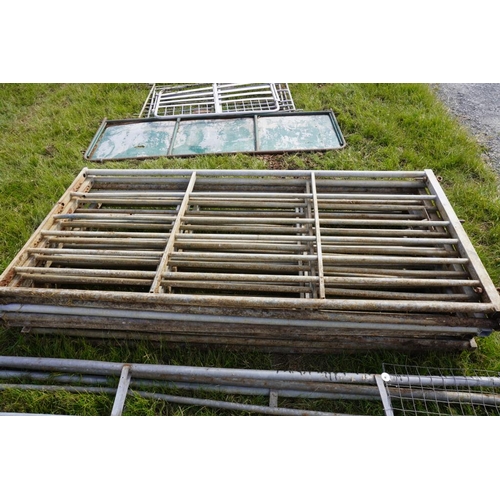 140 - 4 Pairs of 8ft bi fold metal gates and 1 8ft gate +VAT