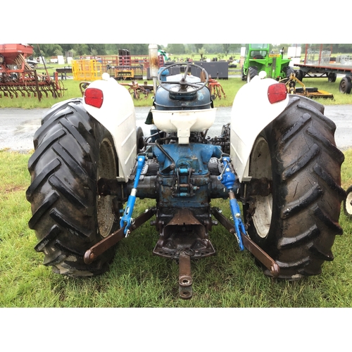 271 - Fordson Super Major tractor. 1964. All straight. Runs & drives well