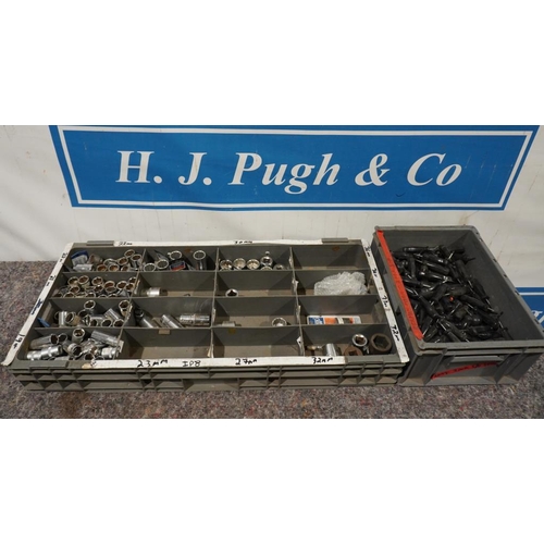 654 - Large tray of assorted sockets and large quantity of small flathead screwdrivers +VAT