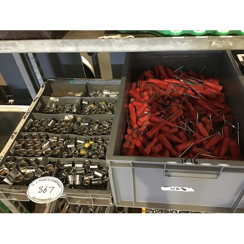 867 - Large quantity of flat head screwdrivers and sockets