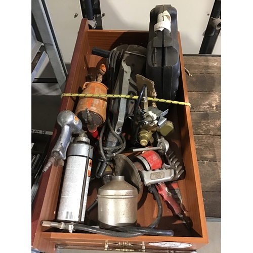 870 - Assorted spray guns and drills