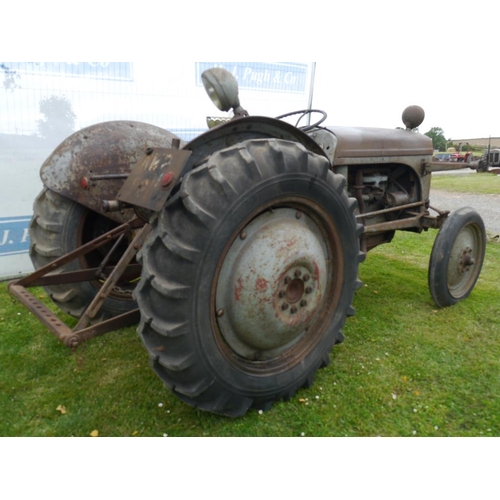 382 - Ferguson Continental tractor. 1946. SN.TE69. Cast iron gearbox, very original. Won first prize at Tr... 