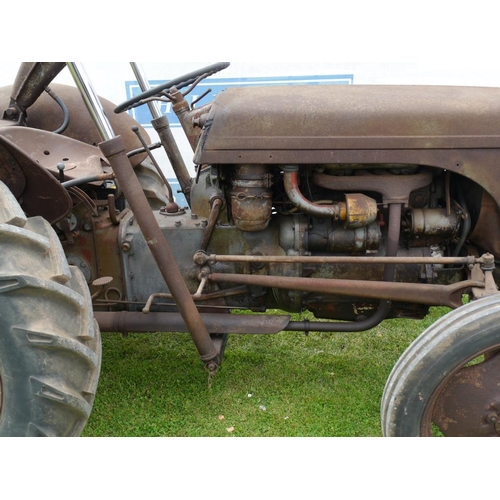 384 - Ferguson TEF diesel tractor. 1954. SN. TEF389223. Runs and drives well with banana loader and muck f... 