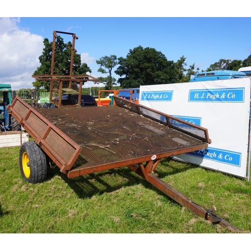 Blackcurrant straddle trailer +VAT