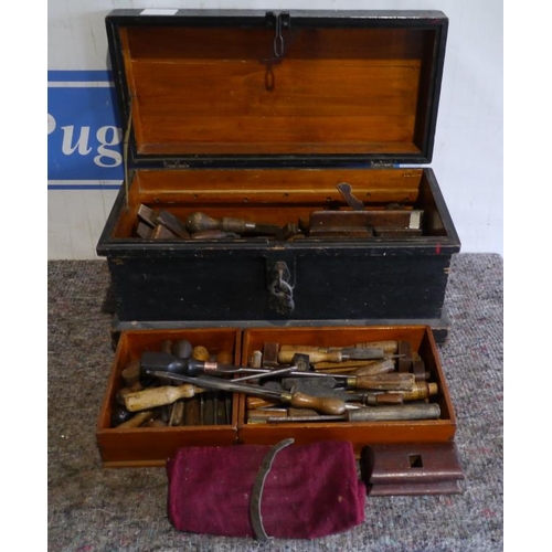 191 - Carpenters tool chest and contents to include chisels, planes and other tools