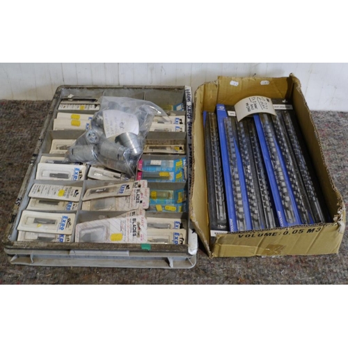 306 - Large quantity of assorted scalpel blades and box of socket holders +VAT