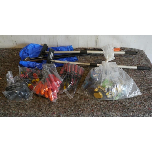 441 - Large quantity of assorted screwdrivers, tape measures etc +VAT