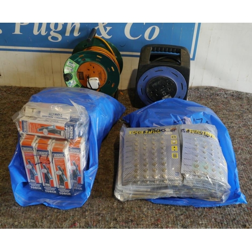 454 - 2 Extension cables, large quantity of watch batteries and large quantity of pen lights +VAT