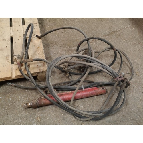 67 - Hydraulic spool block, ram and hoses