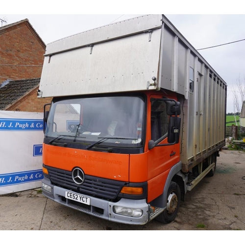 142 - Mercedes 7 1/2ton hunting aluminium horse box for 4 horses and day living. V5. Reg CE52 YCT +VAT