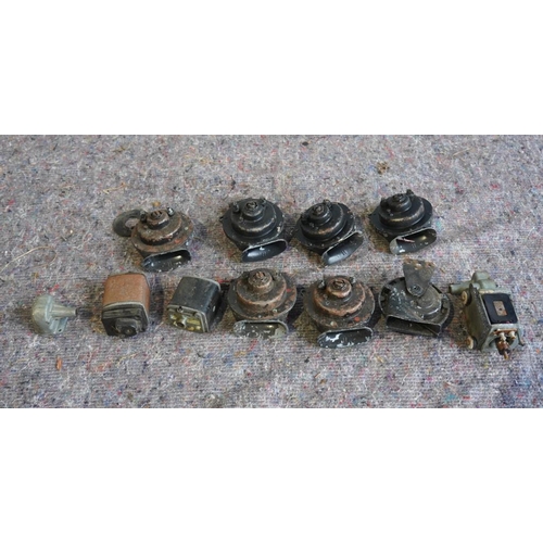 13 - 7 Old car horns and motor parts