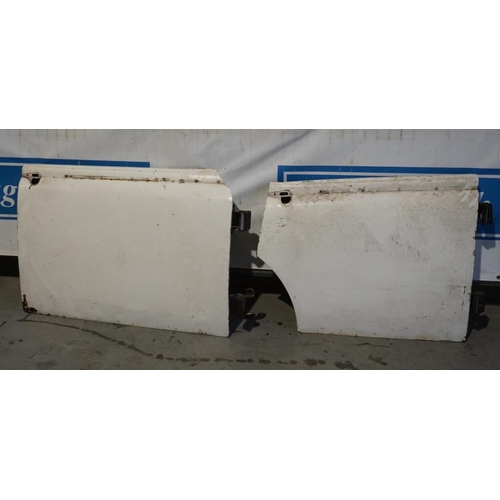 355 - Jaguar MkII /Daimler V8 250 front and rear door shells