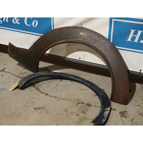 358 - Jaguar MkII/Daimler V8 250 Martin Robey RHF wheelarch repair section and salvaged front wheel arch r... 