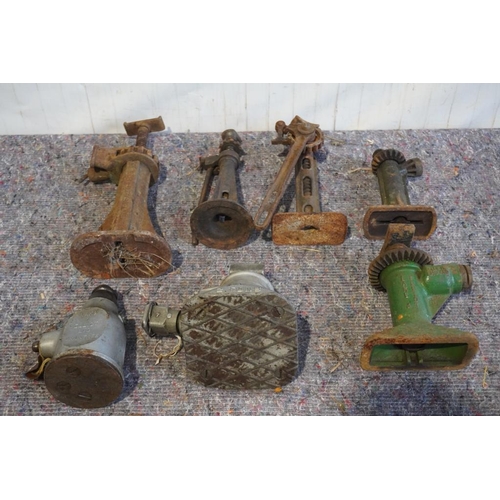 52 - 7 Assorted vintage car jacks including MFG, Lake and Elliot and Harvey Frost