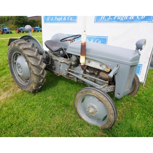 138 - Ferguson TE  tractor. Lights, plough light. SN 103143 Reg. 669 UXU