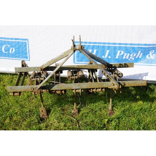 193 - Ferguson narrow spring tine cultivator