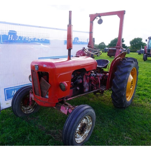 228 - David Brown 880 tractor. Roll bar. 4832hrs. SN. 524721. Reg. DTA 618C