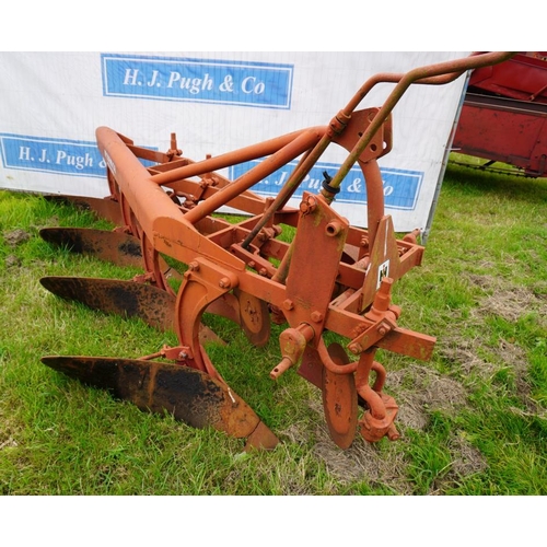 523 - International 4 furrow plough with discs