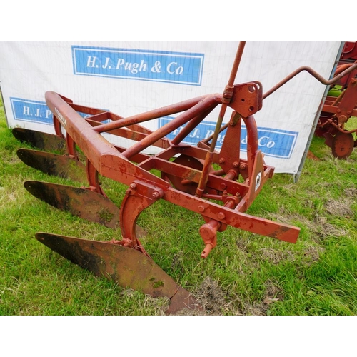 524 - International 4 furrow plough