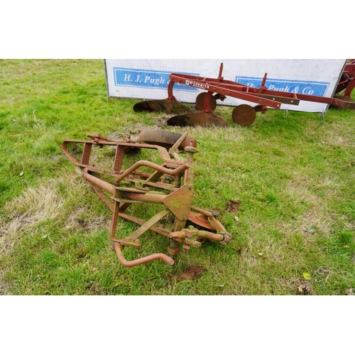 525 - International plough parts