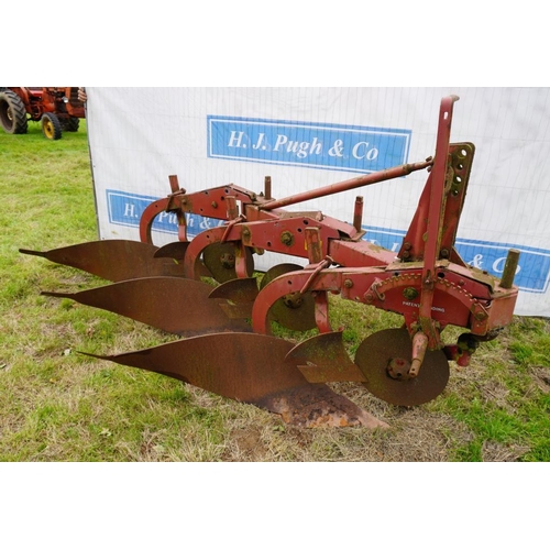 527 - International 300 3 furrow plough