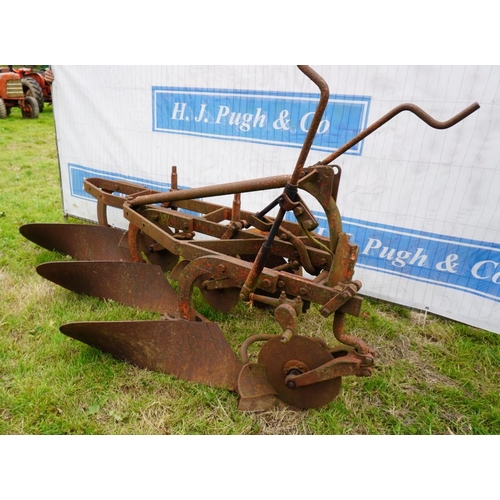 528 - International 3 furrow plough