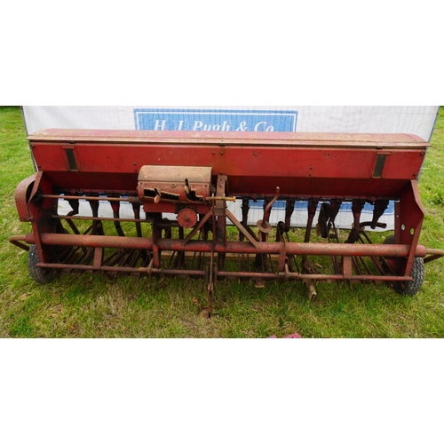 529 - International 561 mounted corn drill