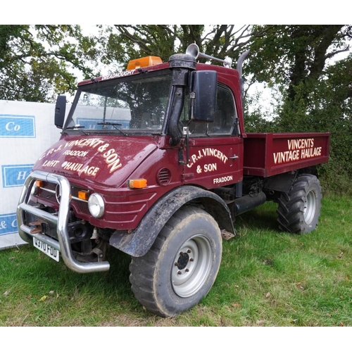 563 - Unimog LHD. Rigid body, showing 187,000ks . Reg. Q370 FDD. Part of V5