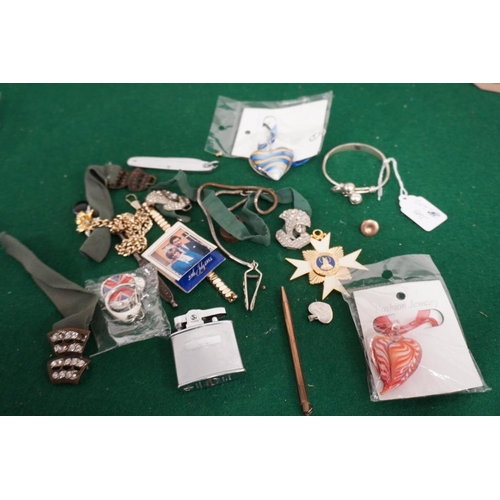 324 - Bag of collectables including silver and yellow metal items