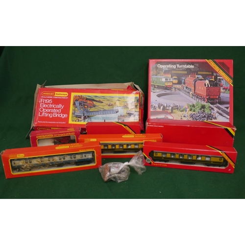 347 - Hornby R195 electric lifting bridge, Hornby turntable, 3 Hornby train carriages, R180 viaduct and R0... 