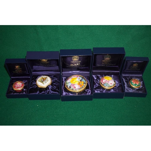 380 - 5 Royal Worcester pill boxes, 4 with floral designs, 1 with golden jubilee