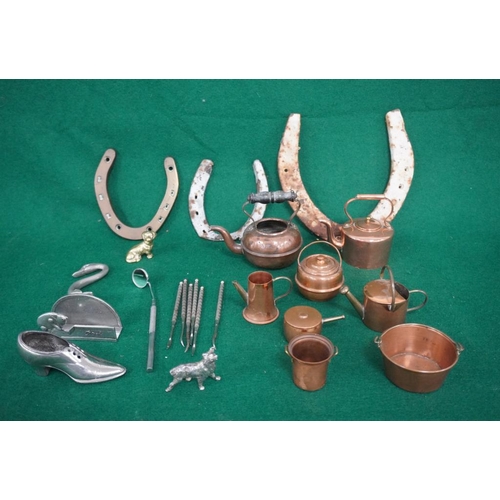 422 - 7 Dental instruments, 3 horseshoes including 1 brass, 8 assorted miniature copper pans/kettles
