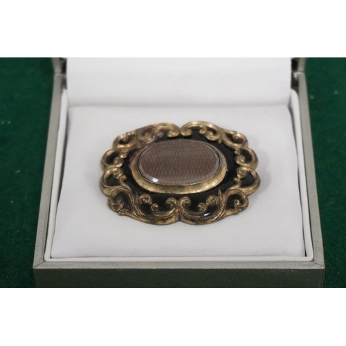 73 - Gold mourning brooch