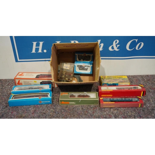439 - Box of assorted Hornby, Airfix railway accessories including R413 mail coach, 4F fowler locomotive e... 