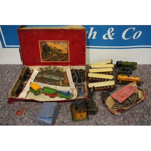 455 - Assorted O gauge Hornby railway carriages, turntables etc