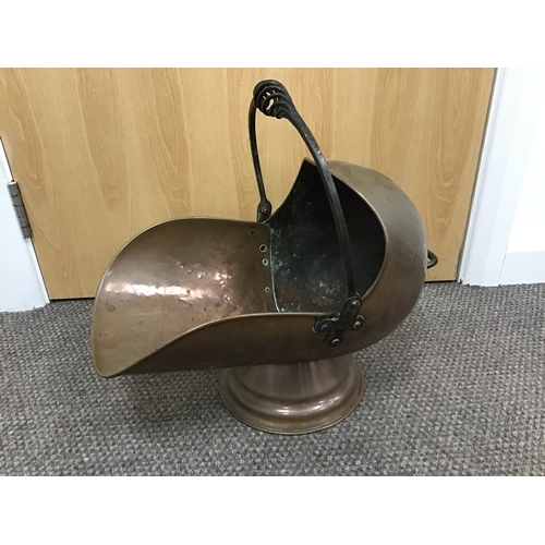 468 - Large copper scuttle
