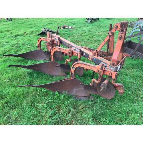 213 - Massey Ferguson 3 furrow plough