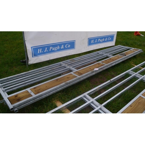 821 - Sheep feed barriers 15ft -2 +VAT